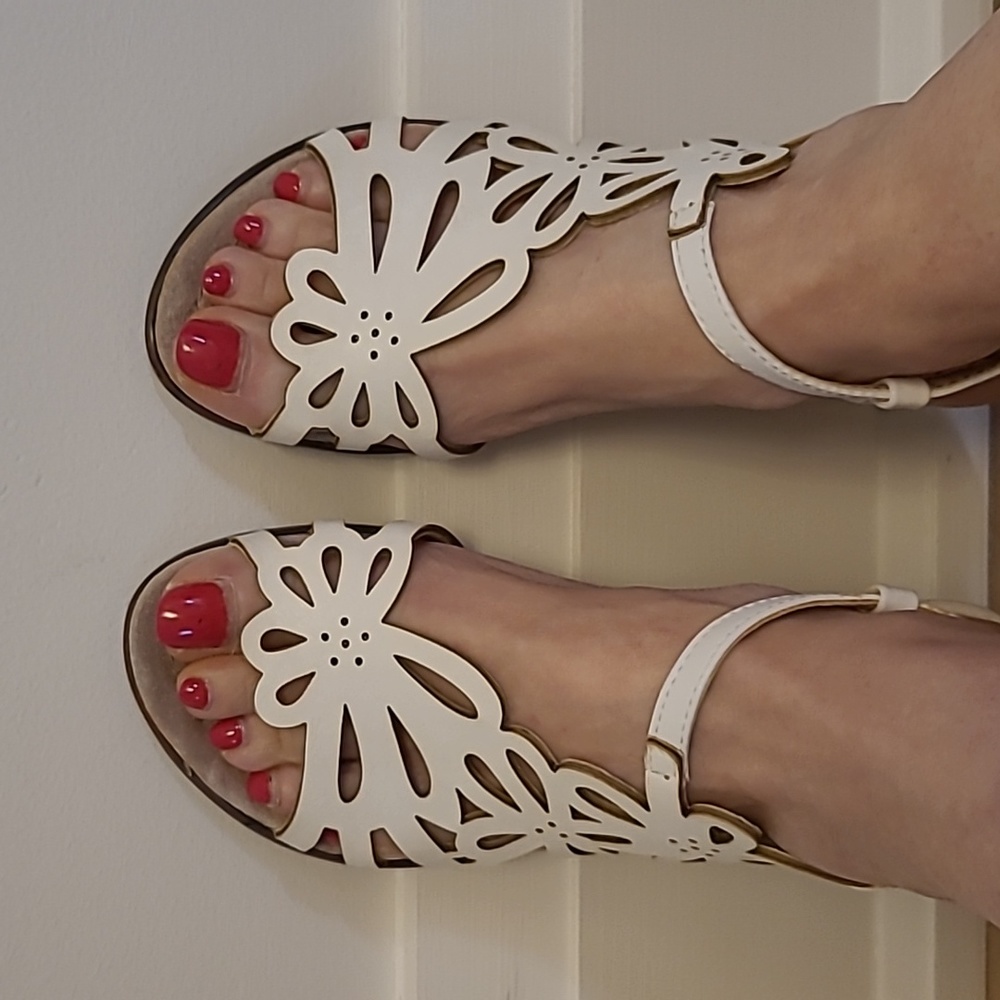 White leather sandals Stepwel Size 7